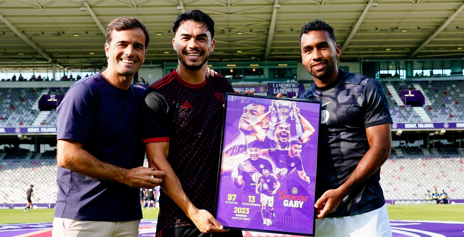 Suazo recibe un obsequio del Toulouse