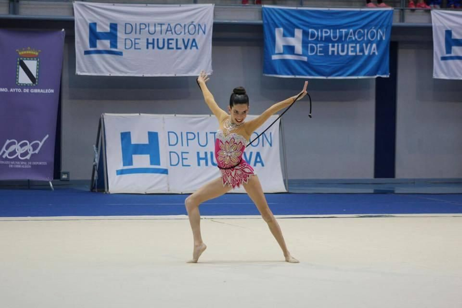 Una joven gimnasta en un ejercicio.