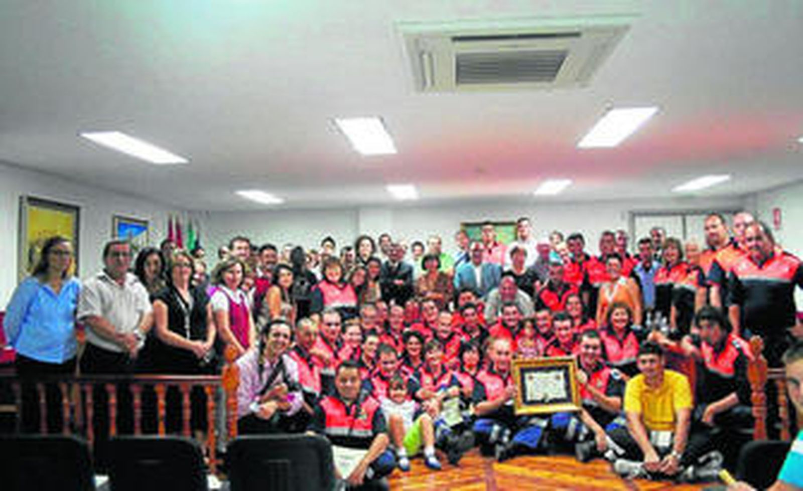 Los miembros de Protección Civil  tras recibir los diplomas de reconocimiento.