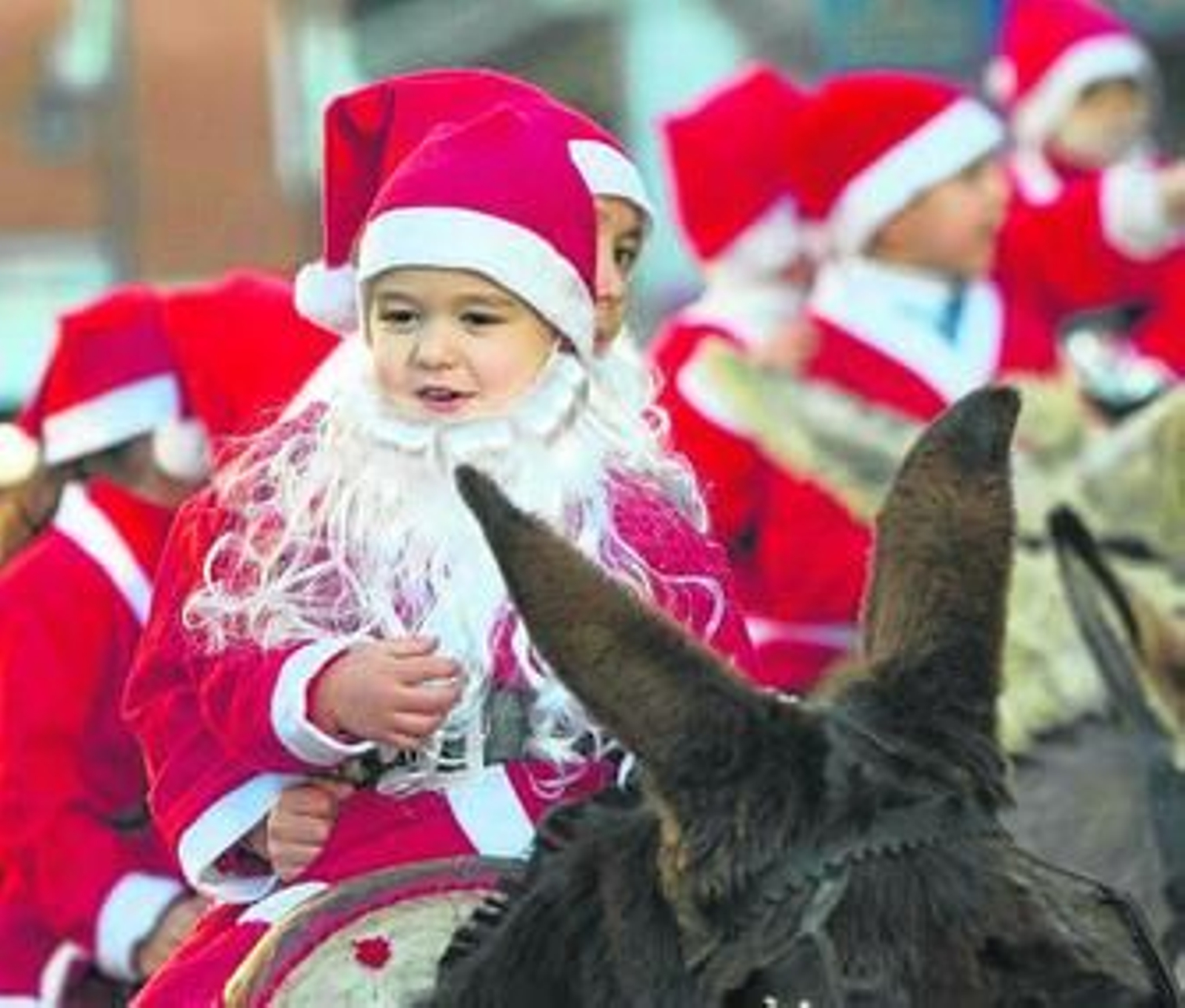 Pequeños disfrazados en la tradicional Burrada de Moguer.