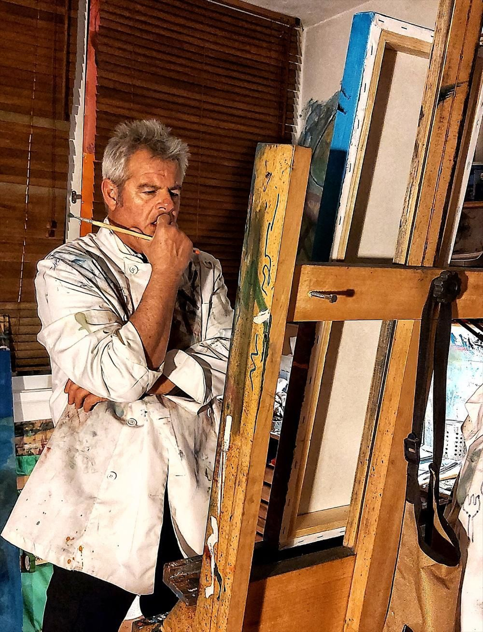 Andrés Mérida frente a una de sus obras en el estudio.