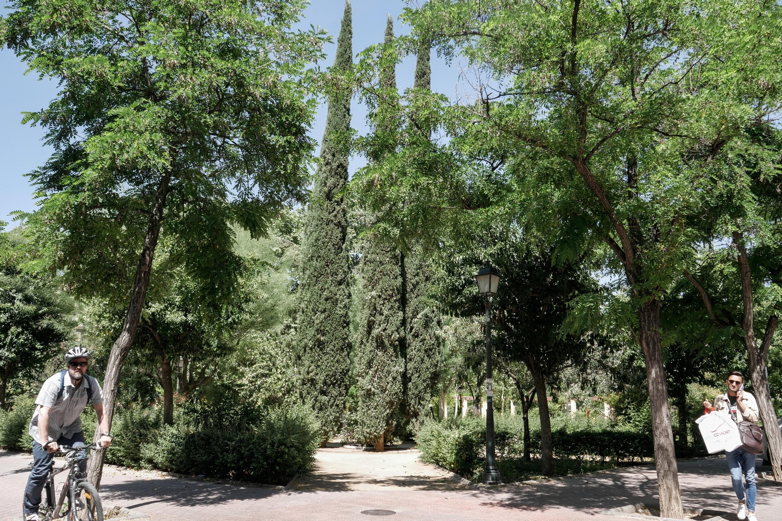 La Plaza de la Concordia, en Los Alminares, espera arreglos