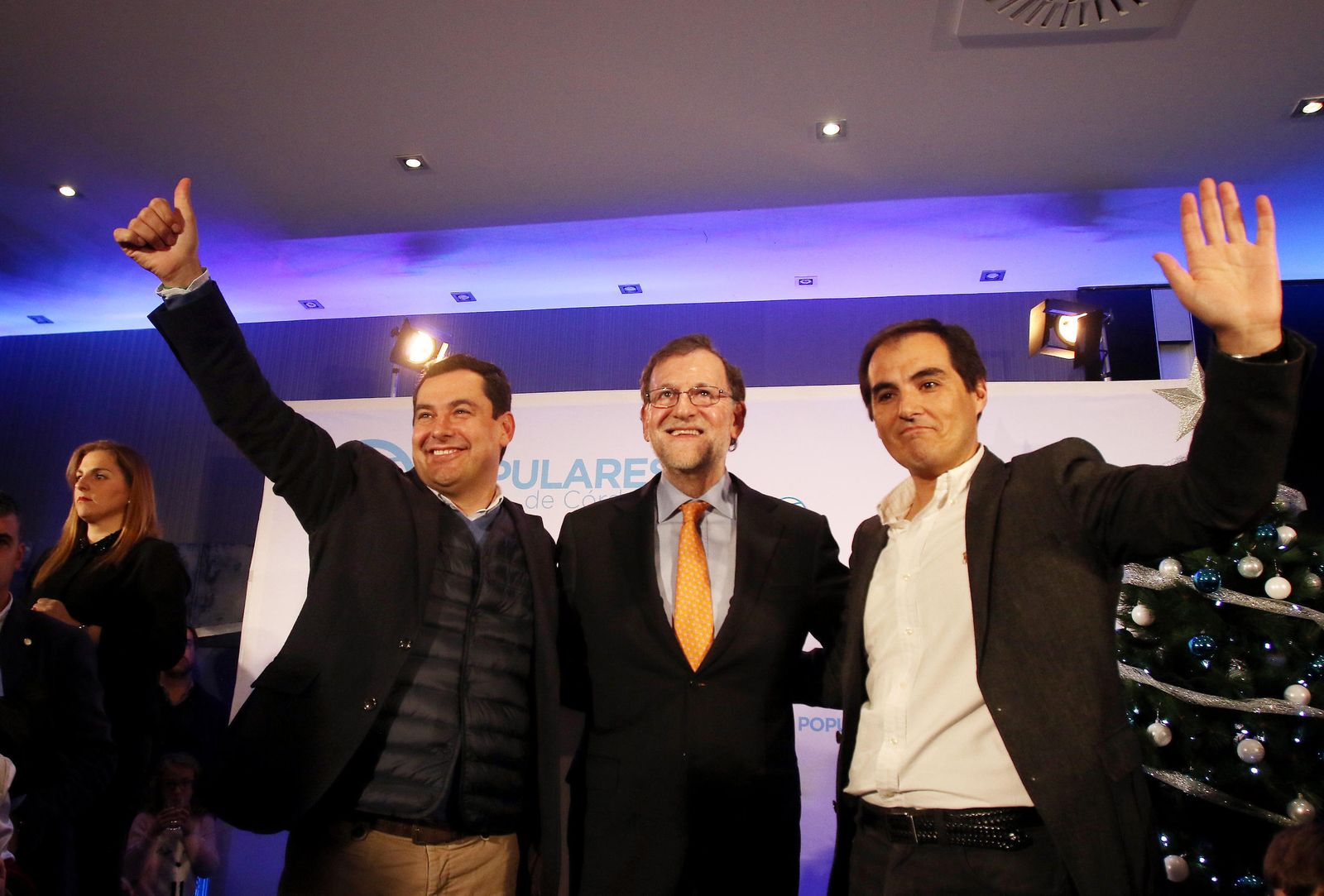 Juanma Moreno, Mariano Rajoy y José Antonio Nieto, antes de intervenir ayer en un acto del PP en Córdoba.