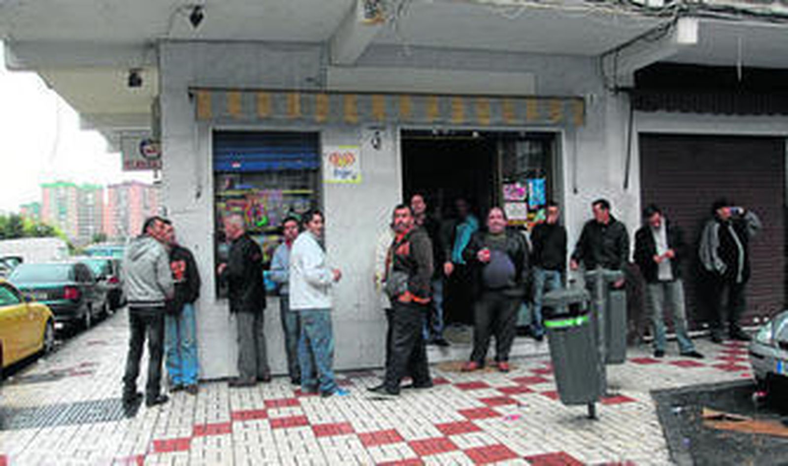 Ambiente electoral bajo una cornisa con latas de cerveza, ayer, en Nuevo San Andrés.