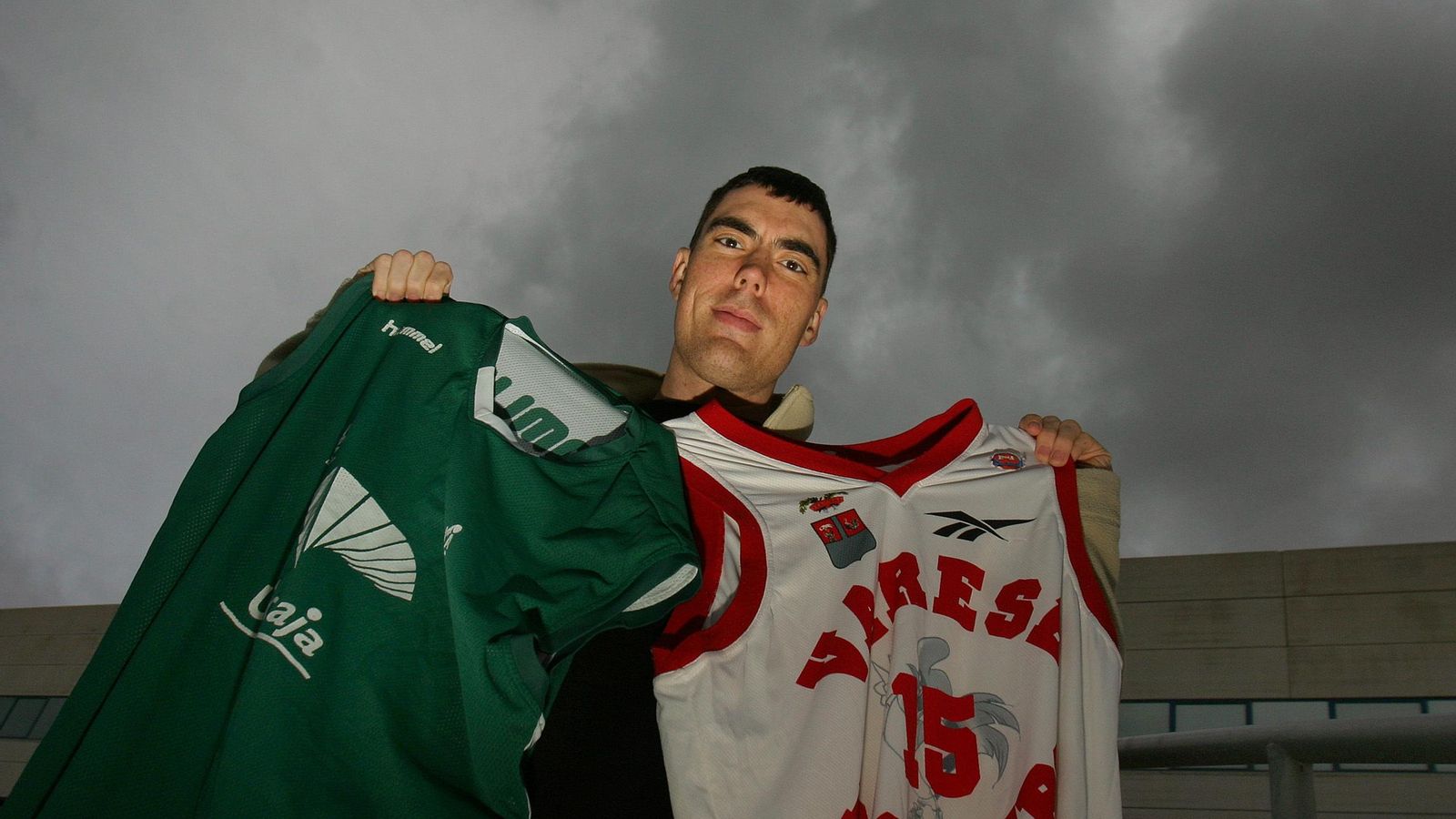 Daniel Santiago, con las camisetas del Unicaja y Varese.