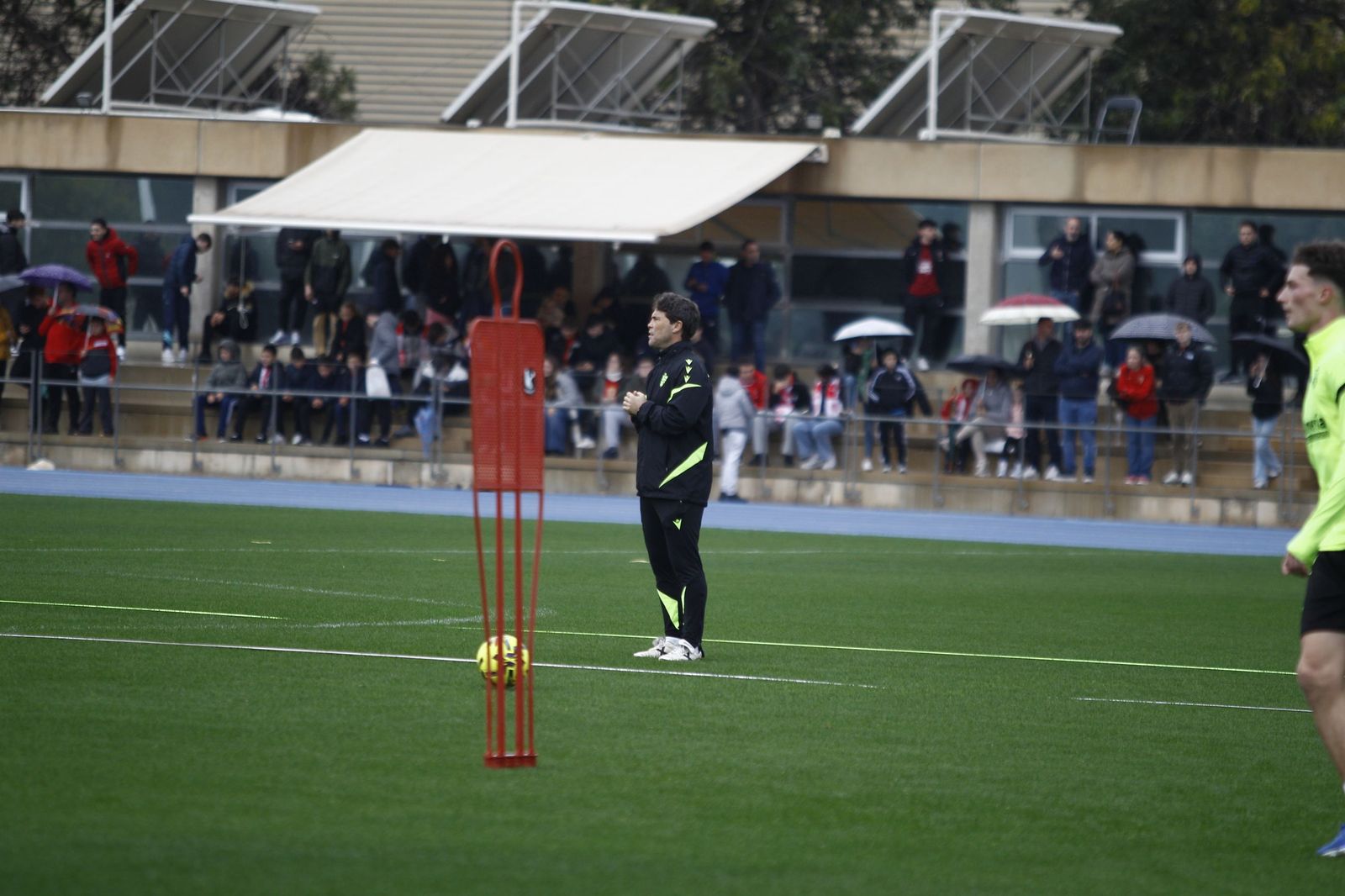 El técnico catalán durante una sesión de entrenamiento llevada a caba esta semana por los rojiblancos.