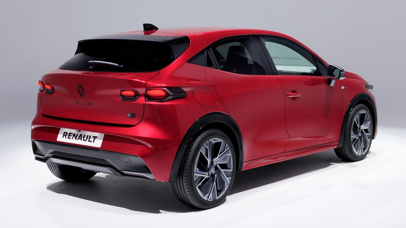 Visto por delante o por detrás, el nuevo Clio ofrece un aspecto muy distinto a la quinta generación aún en los concesionarios.