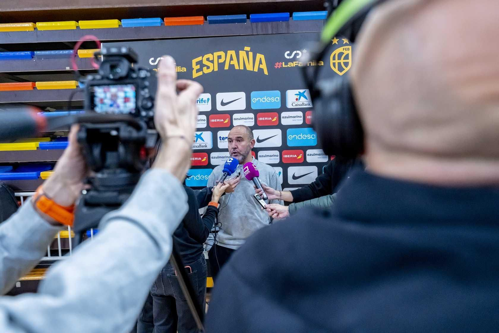 Alberto Díaz, Francis Alonso y Paco Aurioles, en la primera España de Chus Mateo