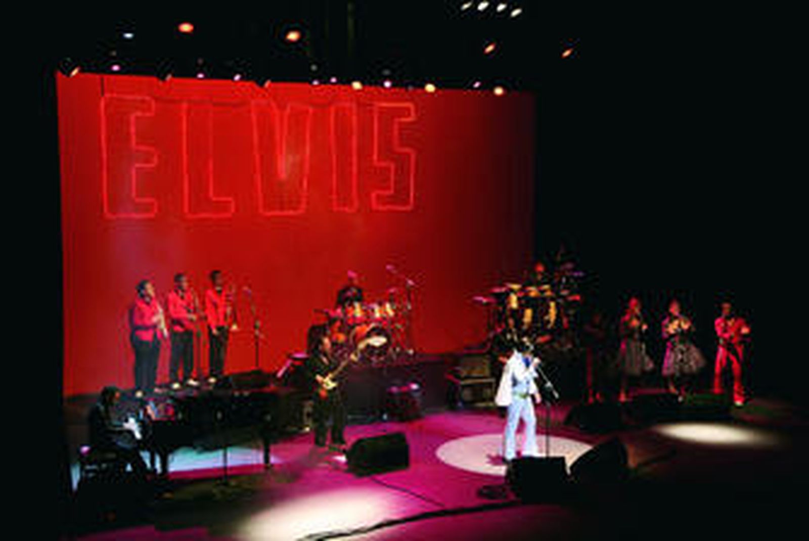 Sobre el escenario trece artistas que evocaban los conciertos del rey del rock en Las Vegas.