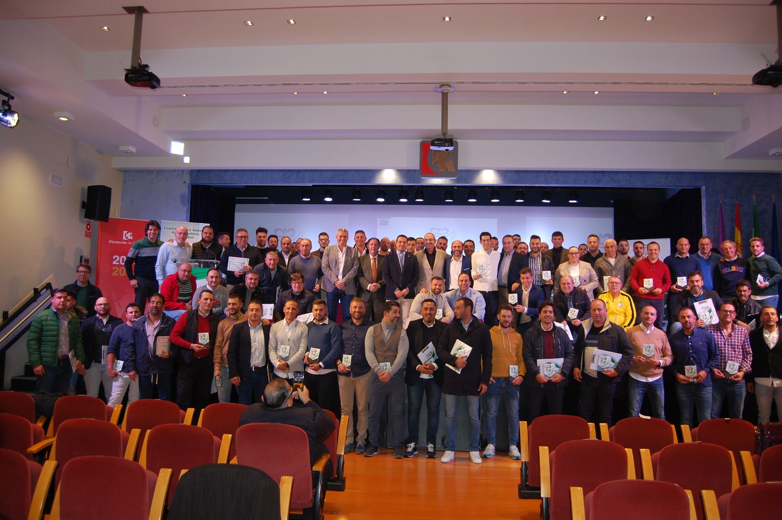 Foto final de la Asamblea anual y Gala de Entrenadores con todos los premiados y galardonados.