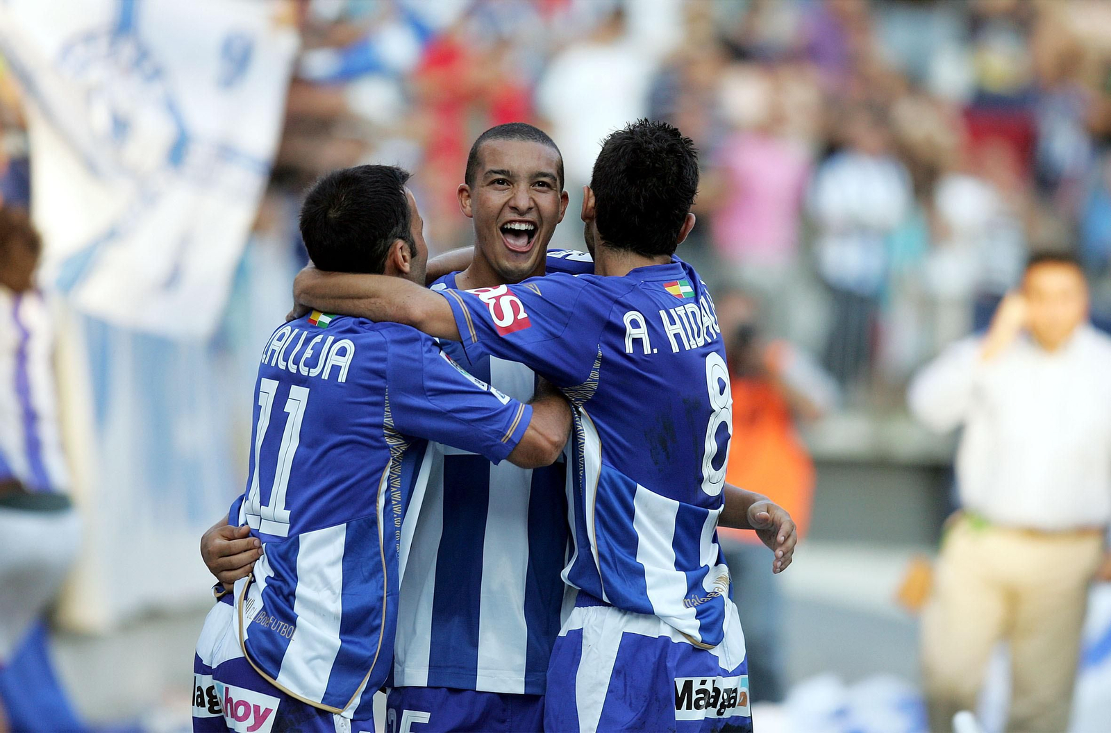 Nabil Baha celebra un gol con Calleja e Hidalgo.