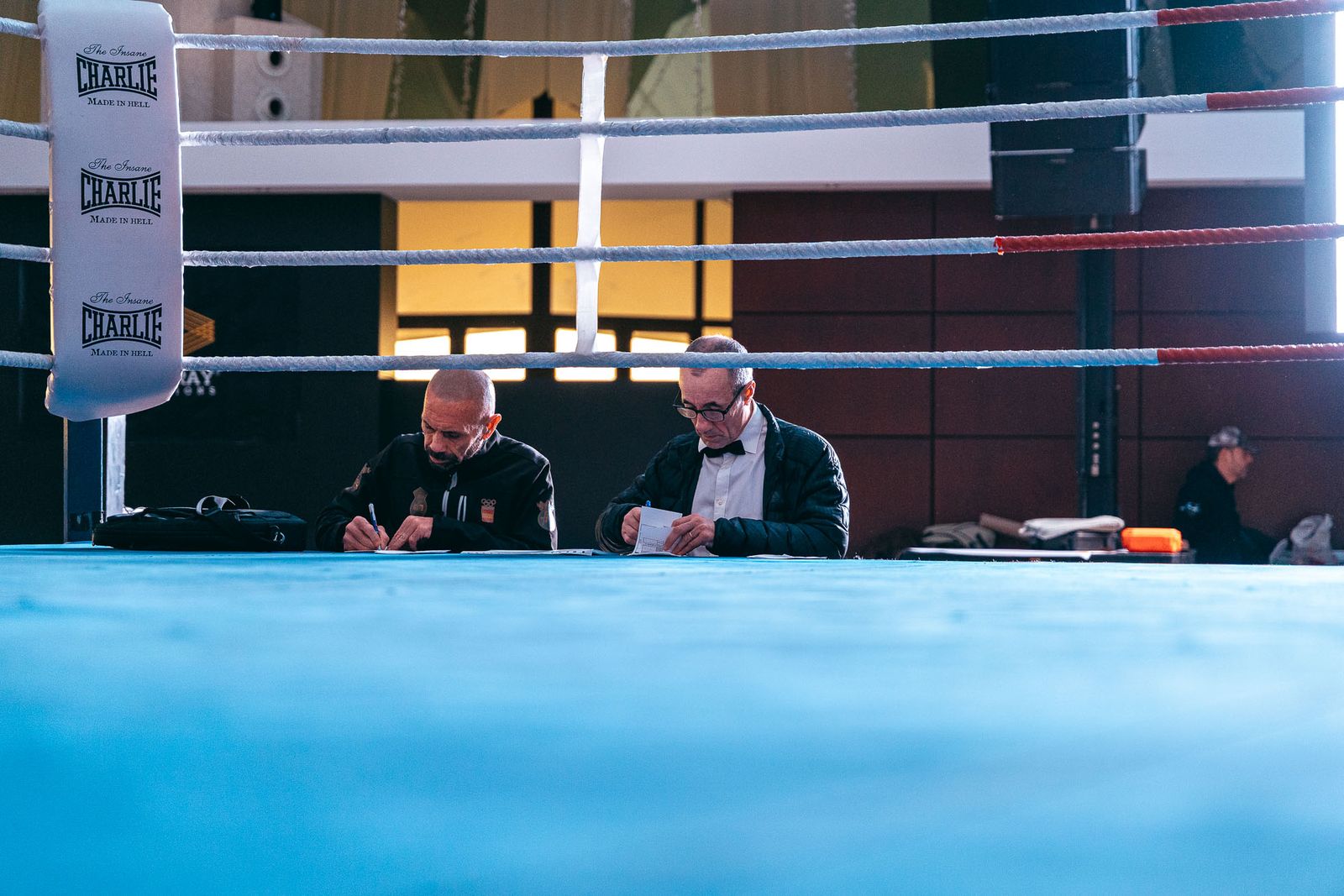 En imágenes: golpes solidarios en una impresionante White Collar Boxing