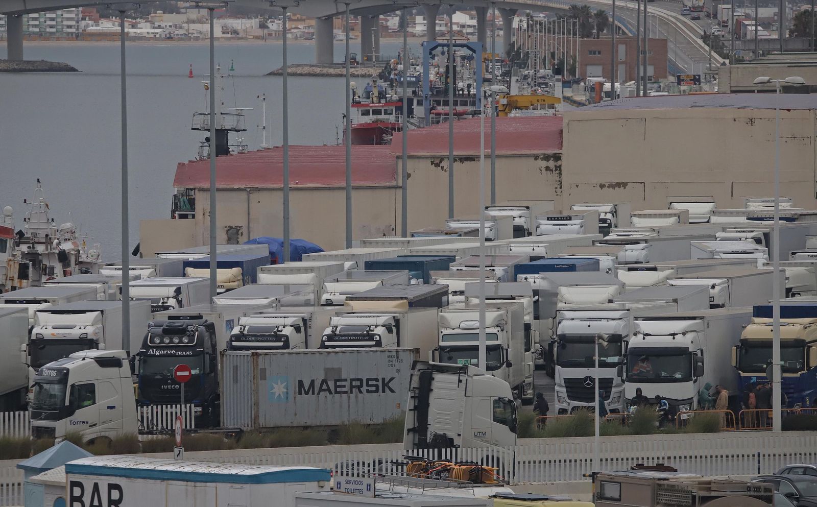 Fotos del cierre del acceso para camiones en el Puerto de Algeciras