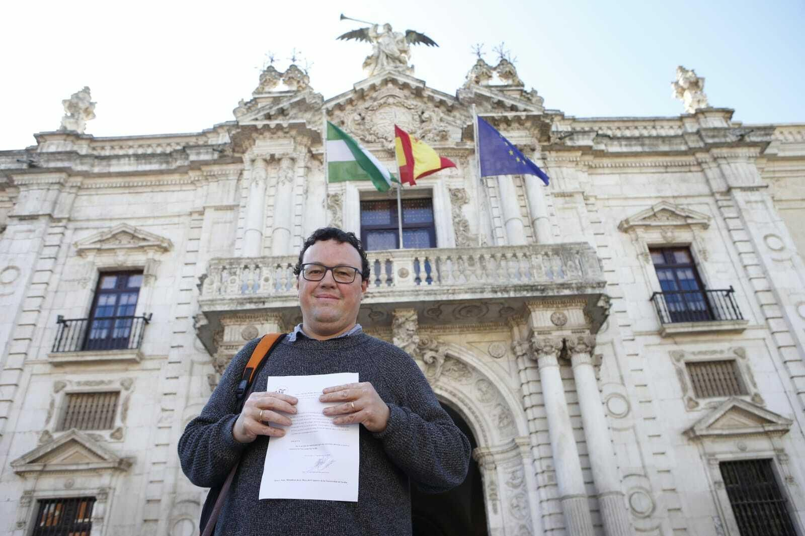 El profesor Víctor Manuel Molina enseña su candidatura a rector de la US