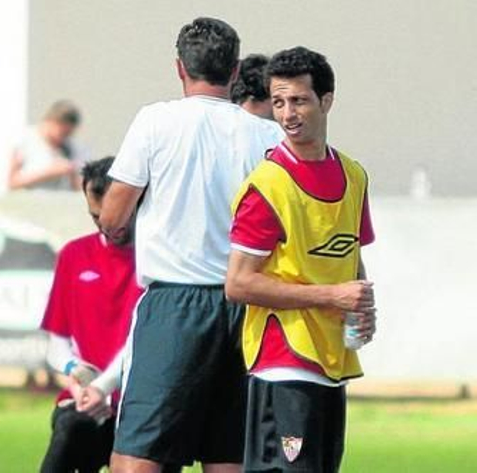 Cicinho, en un receso de una sesión junto a Míchel.