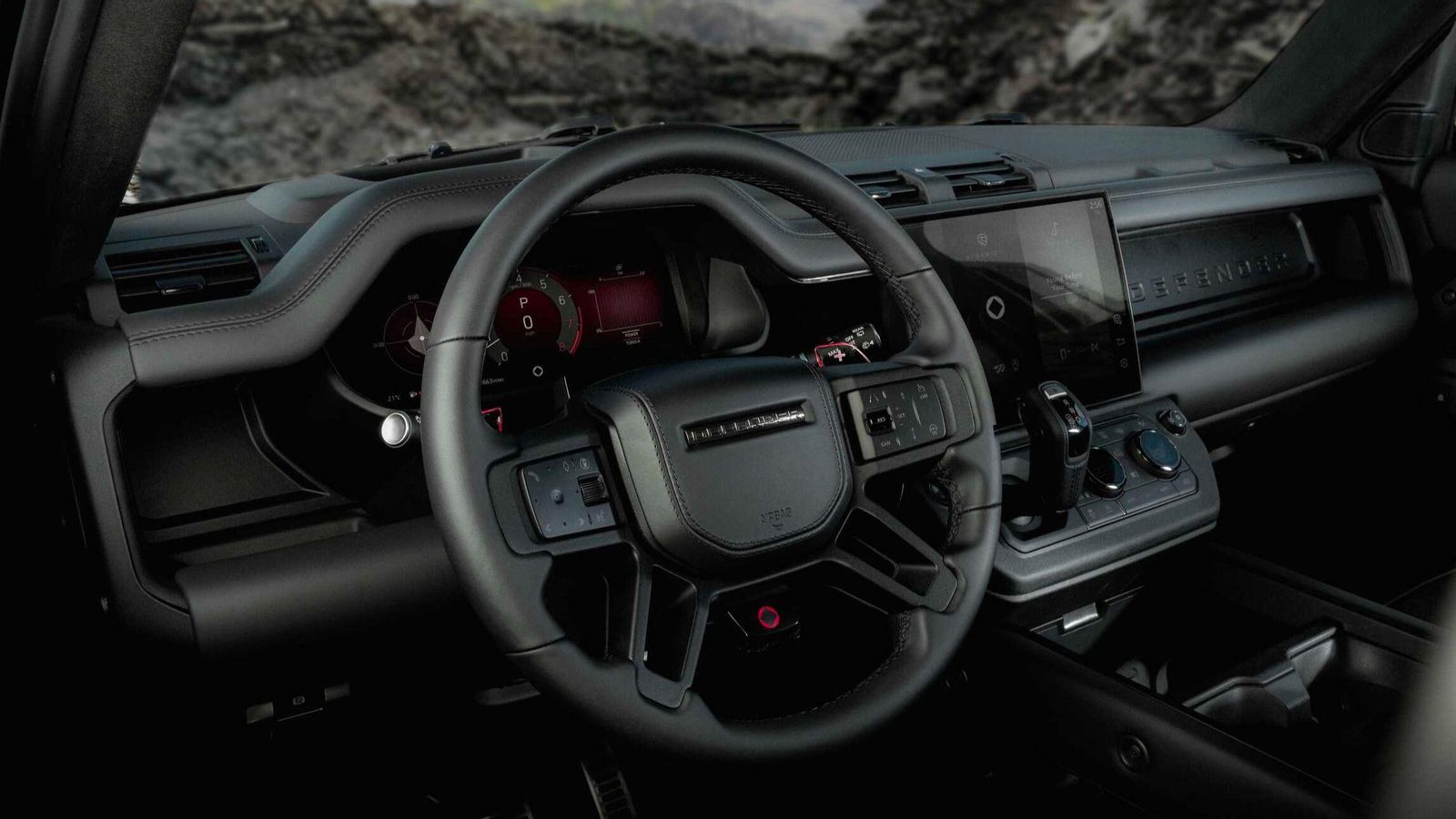 El color negro se adueña por completo tanto del interior como del exterior del Defender Octa Black, que recibe, además, las actualizaciones recientemente mostradas en este modelo. El color negro se adueña por completo tanto del interior como del exterior del Defender Octa Black, que recibe, además, las actualizaciones recientemente mostradas en este modelo.
