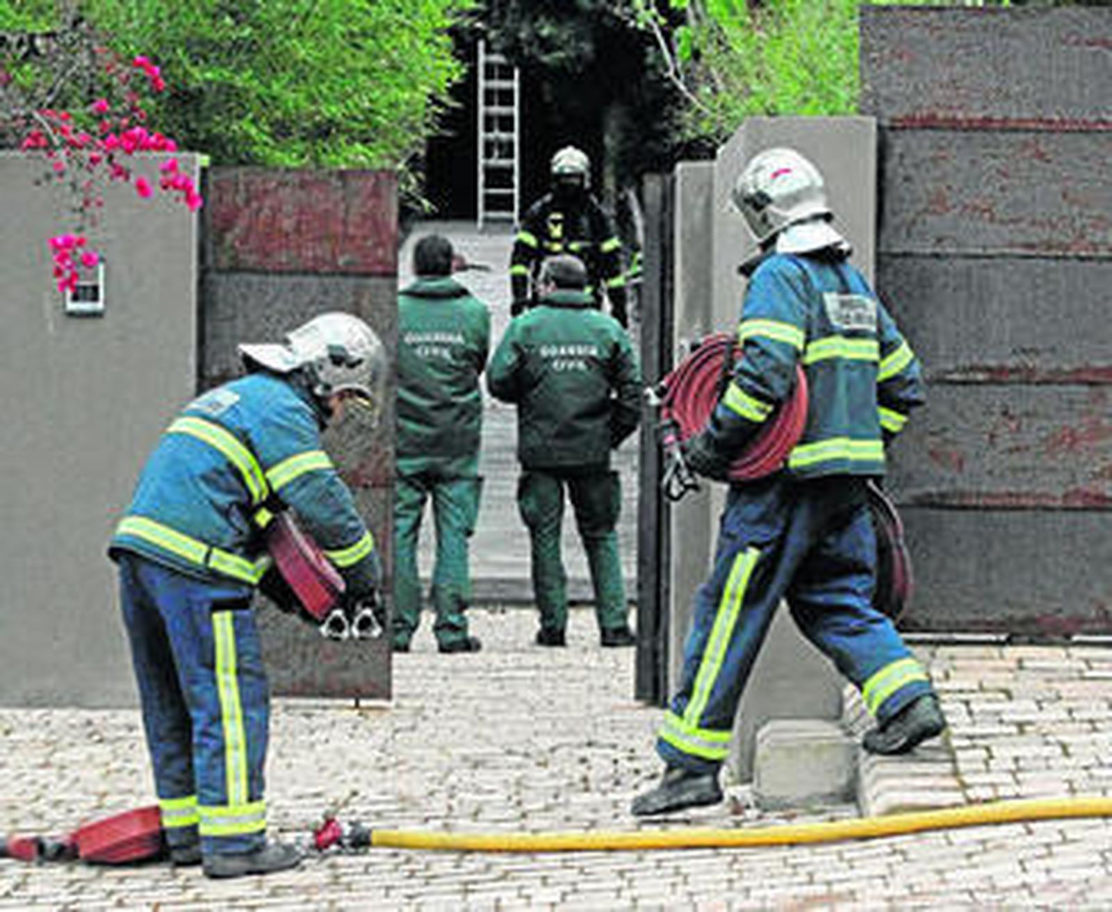 Bomberos y Guardia Civil en la puerta de la vivienda de Sotogrande, ayer.