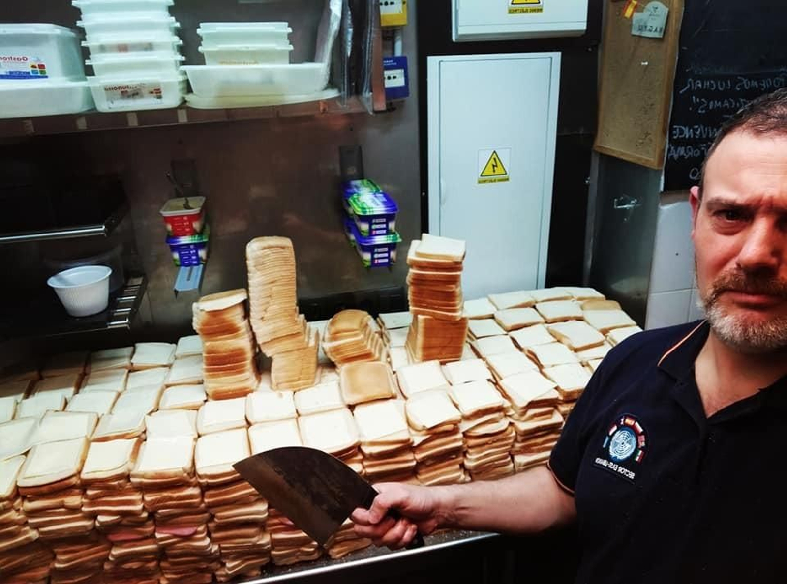 Benjamín de la Mota, durante la preparación de los bocadillos.