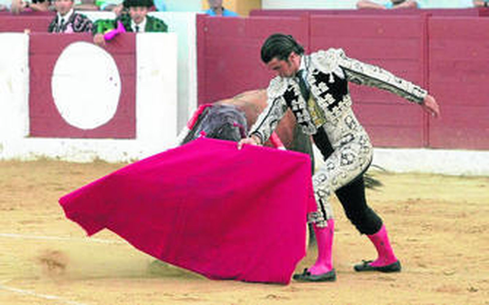 El matador de toros Curro Duarte doblándose en el comienzo de faena, ayer en la corrida de la Feria de La Línea.