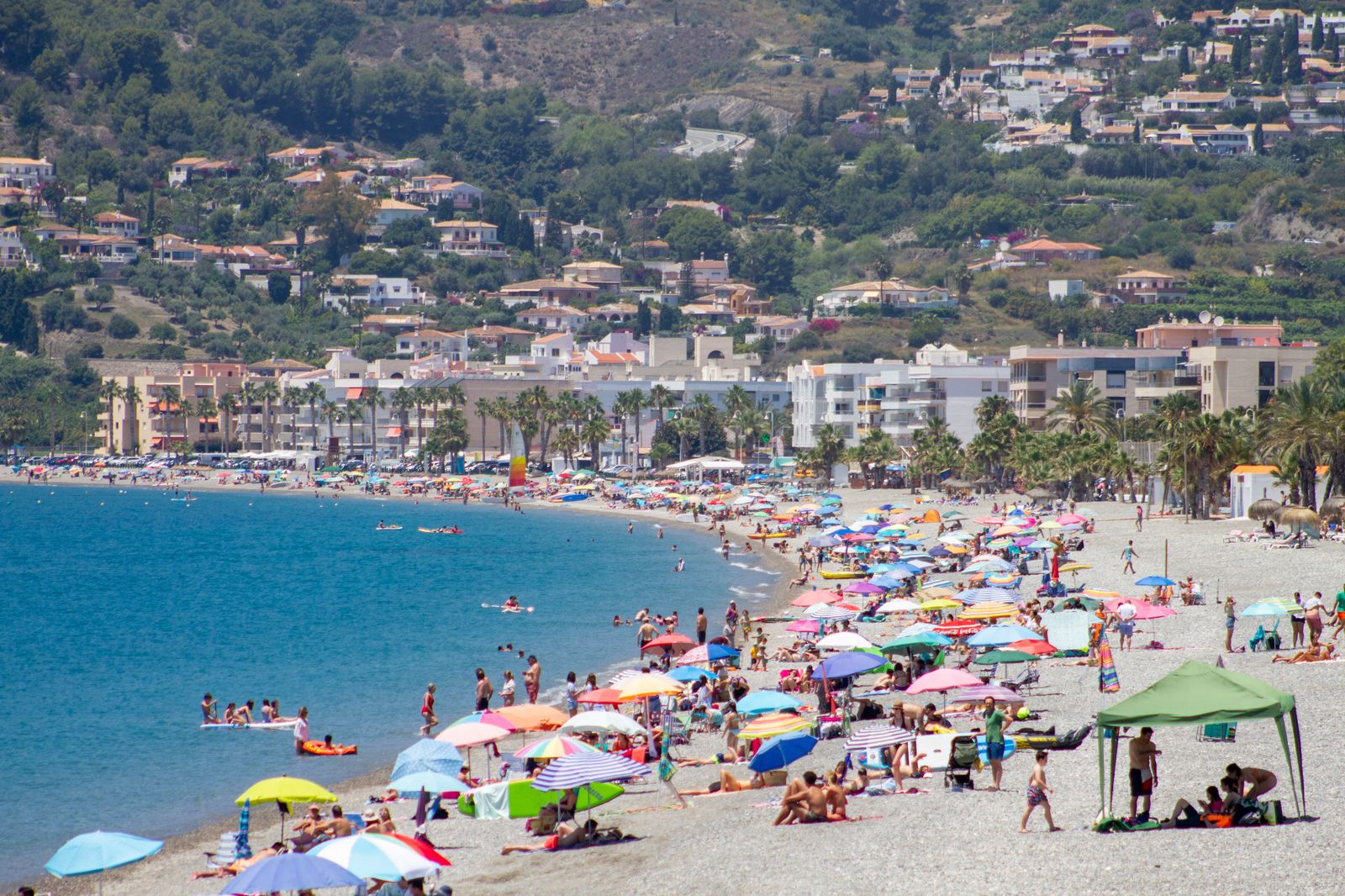 Almuñécar recibe  las  “Banderas Q de Calidad Turística” para cuatro playas