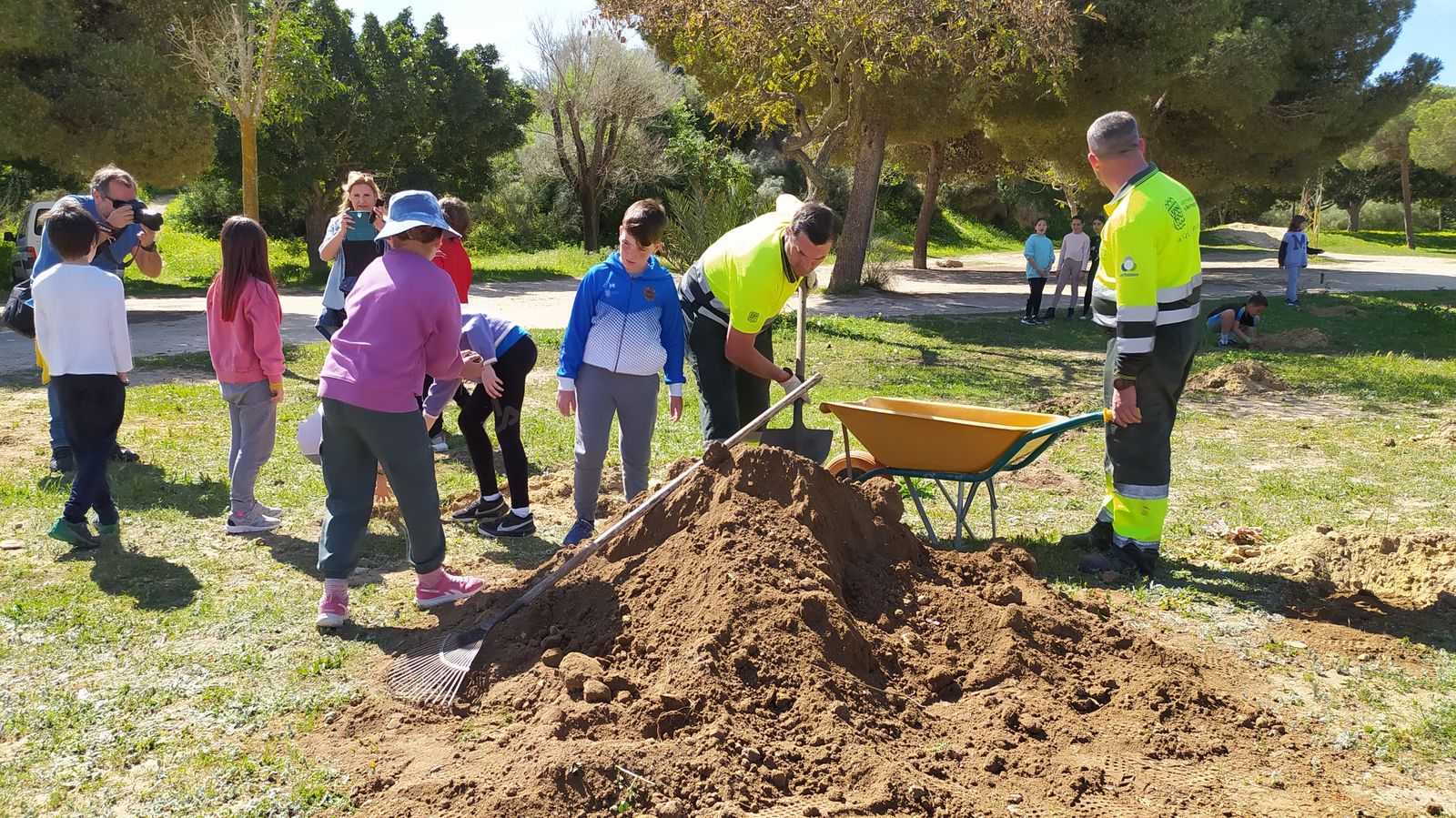 Así ha sido la plantación de árboles en el Cerro por alumnos del colegio Camposoto