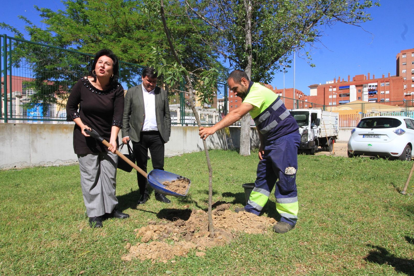 Imágenes de la plantación de árboles llevada a cabo en el colegio Los Rosales, con motivo del incendio del año pasado