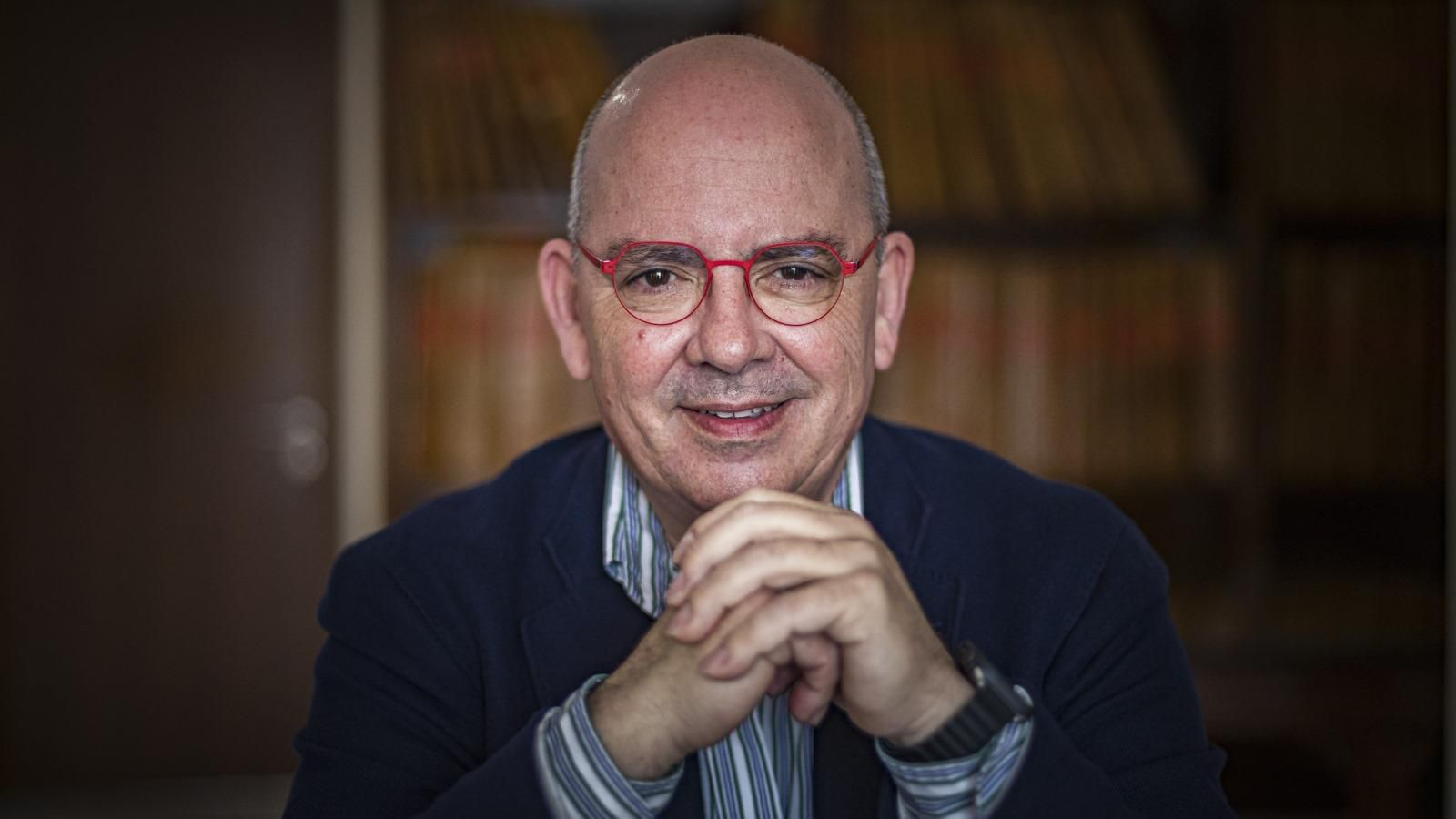 Javier Sánchez Rojas, posando antes de la entrevista en la hemeroteca de Diario de Cádiz.