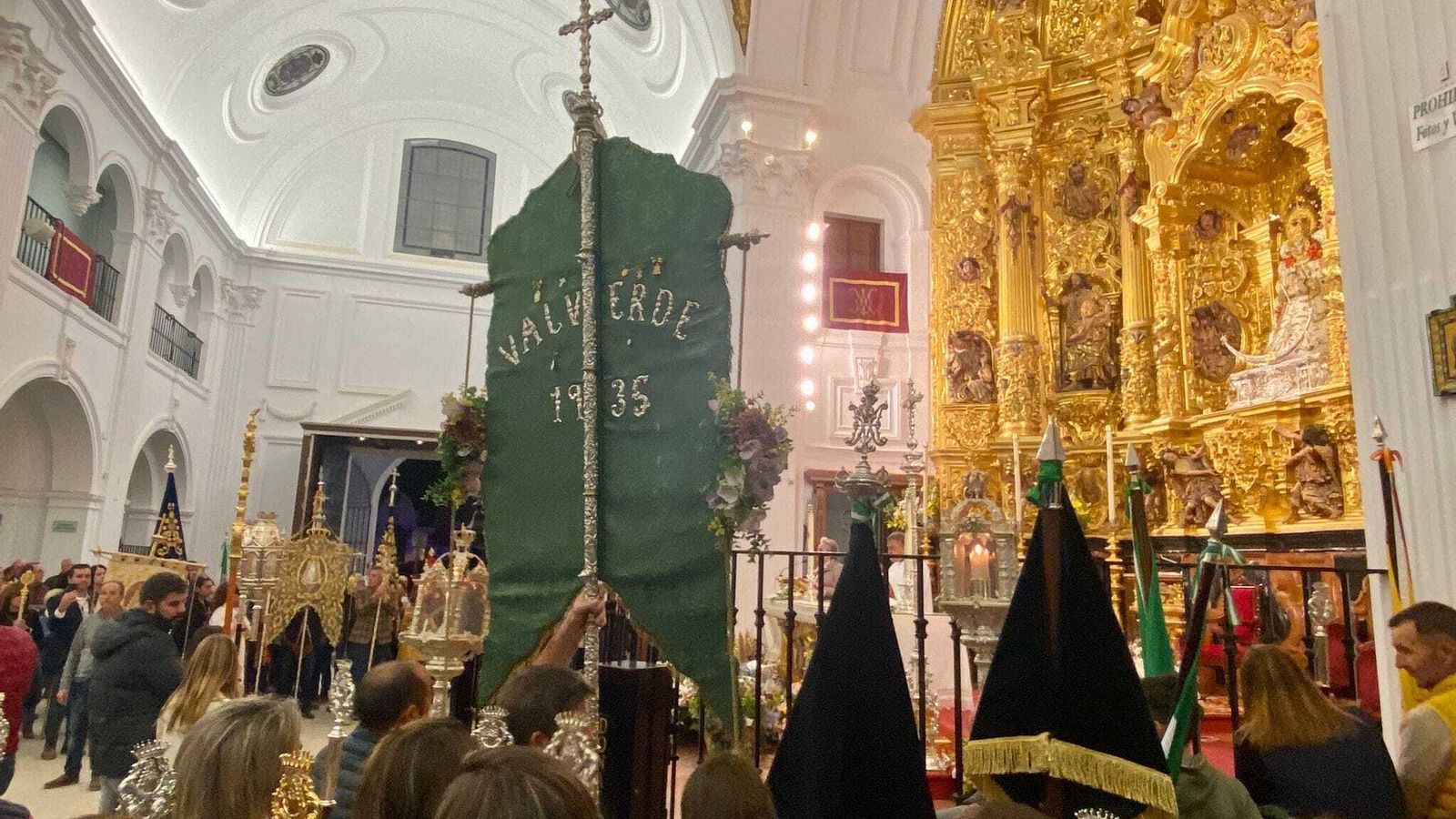 Rezo del Rosario en la noche del sábado de la Hermandad del Rocío de Valverde del Camino