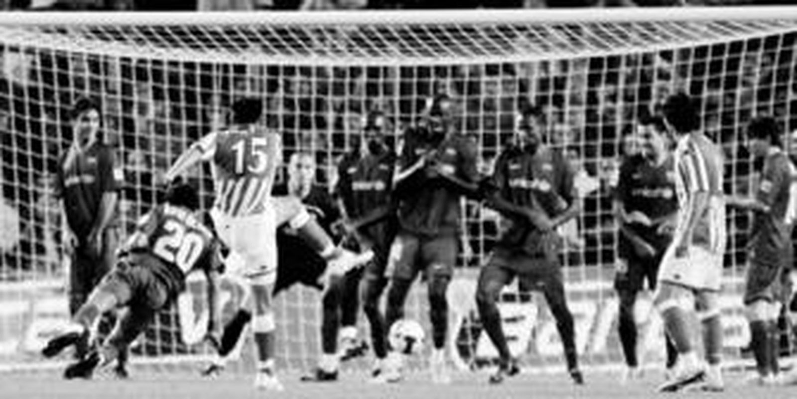 El argentino Monzón conecta un potente zurdazo que supone el 2-1 y el primer gol del Betis en esta Liga.