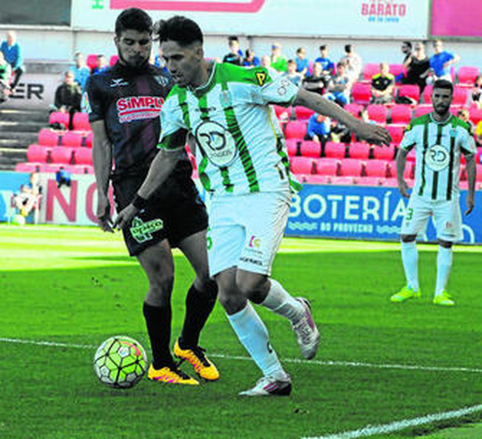 Fidel salva la entrada de Fran Mérida, con Domingo Cisma al fondo, durante el Huesca-Córdoba.