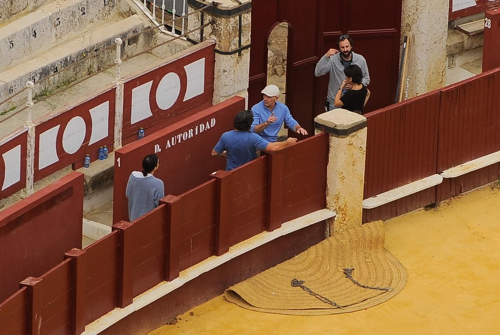 Antonio Banderas, ataviado con una boina blanca, habla con responsables de la producción de la serie durante el rodaje en La Malagueta.