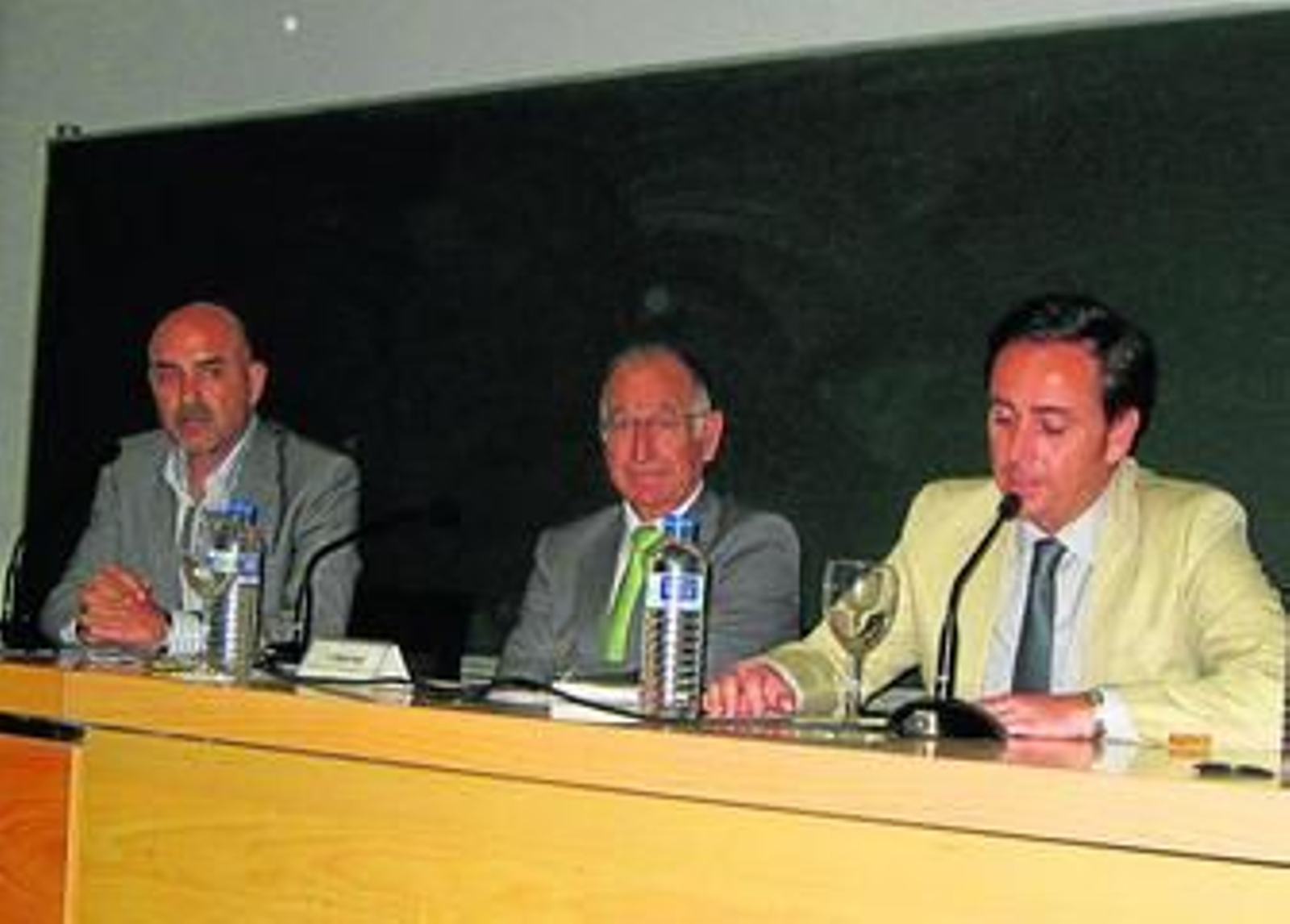 1. Antonio Lao, director de Diario de Almería, Gabriel Amat, presidente de la Diputación de Almería, y Antonio Milla, director general de Aquagest Andalucía. 2. Juan Pedro García, director de Fomento y Agricultura de la Diputación de Almería, Gonzalo Jiménez, gerente de Almería de Aquagest Andalucía, Iván Gómez, jefe de Local de Diario de Almería, Juan Ignacio Moya, gerente de Galasa, y Vicente Gómez, product manager de Galia, Aqualogy Solutions. 3. Silvia López, product manager de Aqualogy Solutions, durante su ponencia.