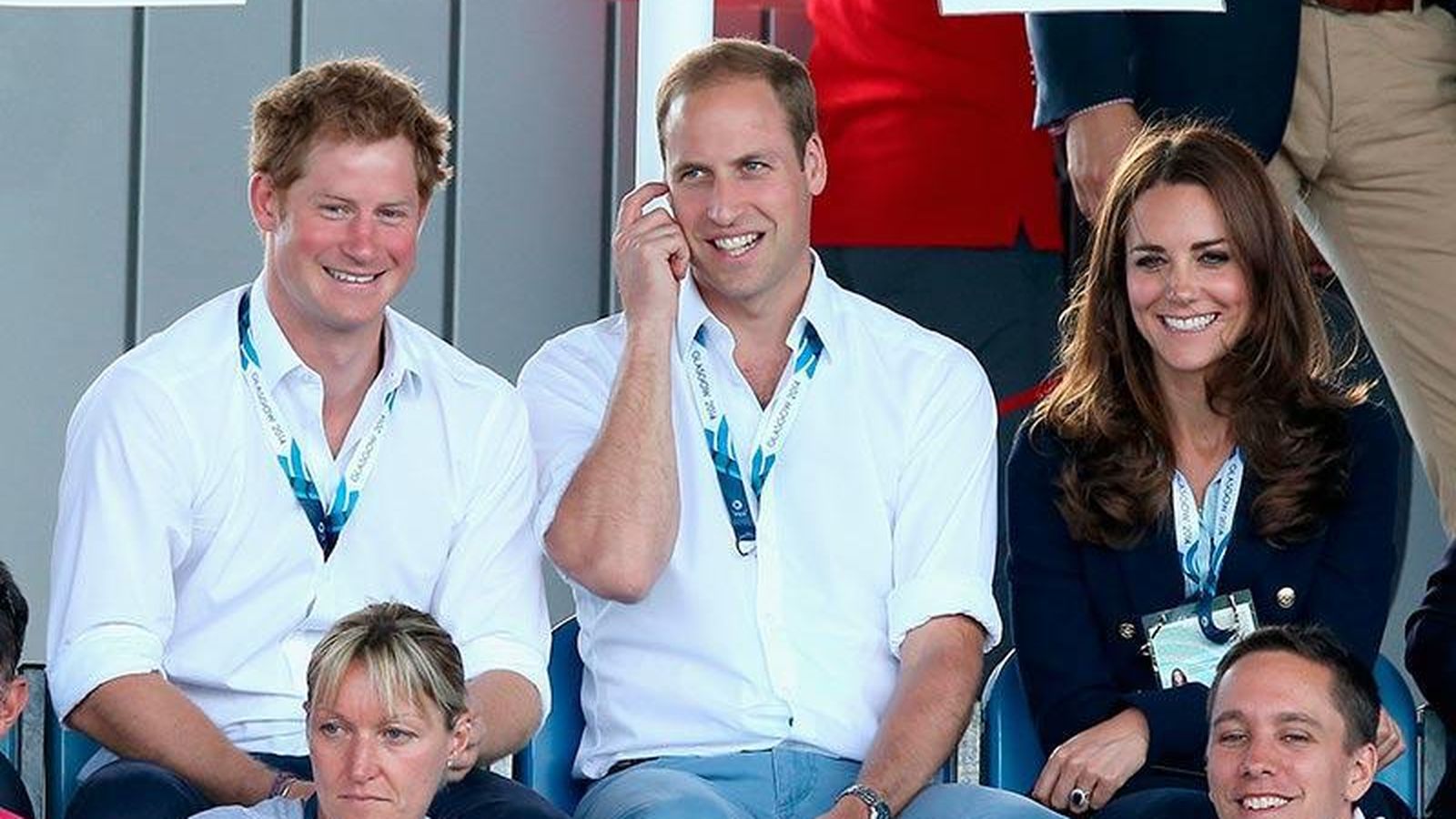 Los duques de Cambridge, con el príncipe Enrique, cuando su relación era fluida y cercana.