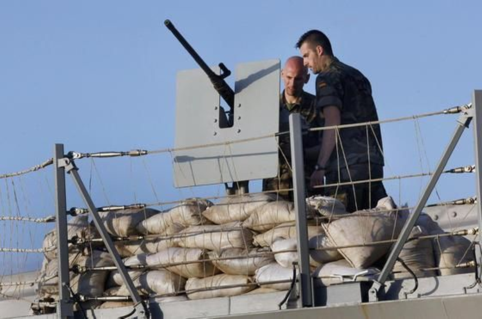 La fragata Méndez Núñez ha partido esta tarde de la Base Naval de Rota, con la presencia de la ministra de Defensa, Carme Chacón./Fito Carreto

Foto: Fito Carreto