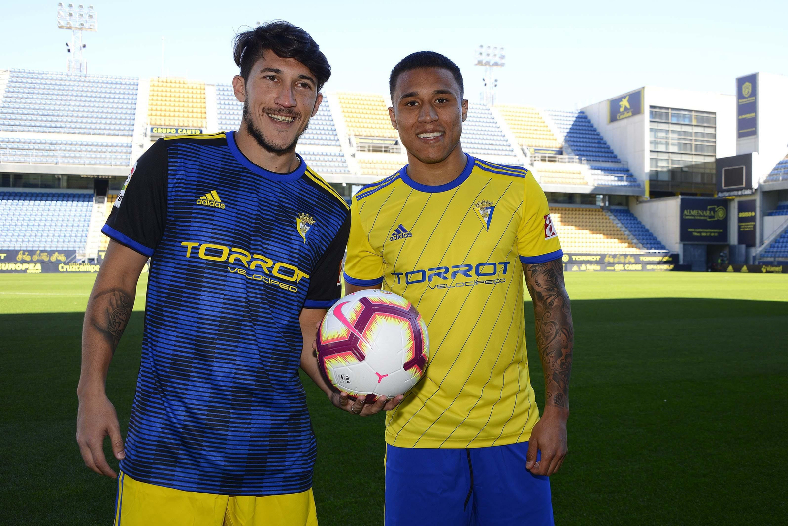 Espino (i) y Machís, durante su presentación como jugadores del Cádiz.