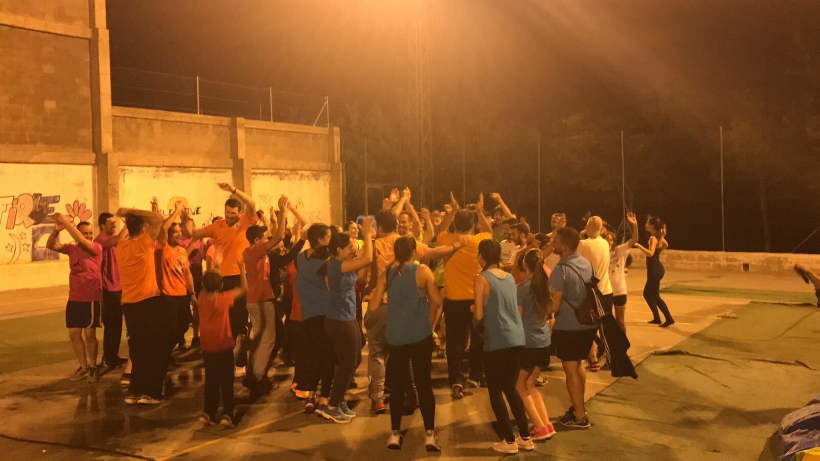 Velefiqueños disfrutando de una de las últimas fiestas veraniegas.