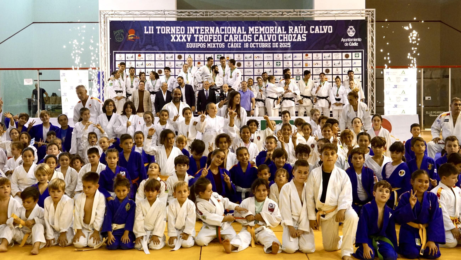 Foto de familia con los participantes en el 52 Torneo Internacional Memorial Raúl Calvo