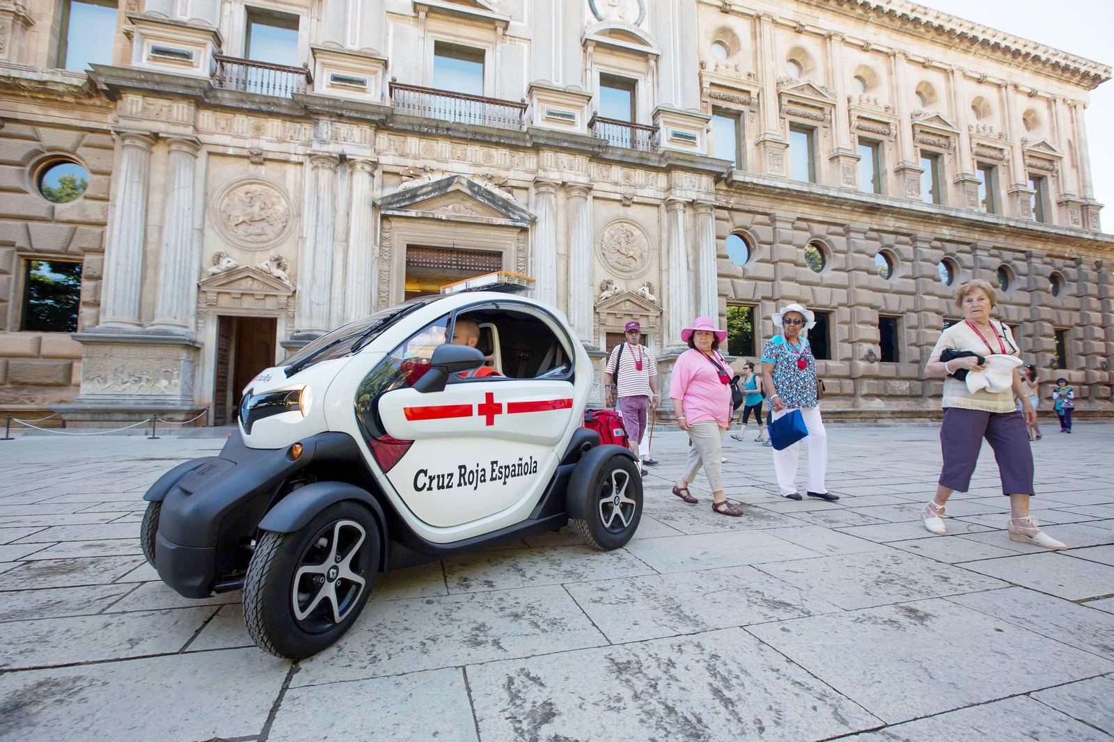 Imagen de archivo de un coche eléctrico de la Cruz Roja en la Alhambra
