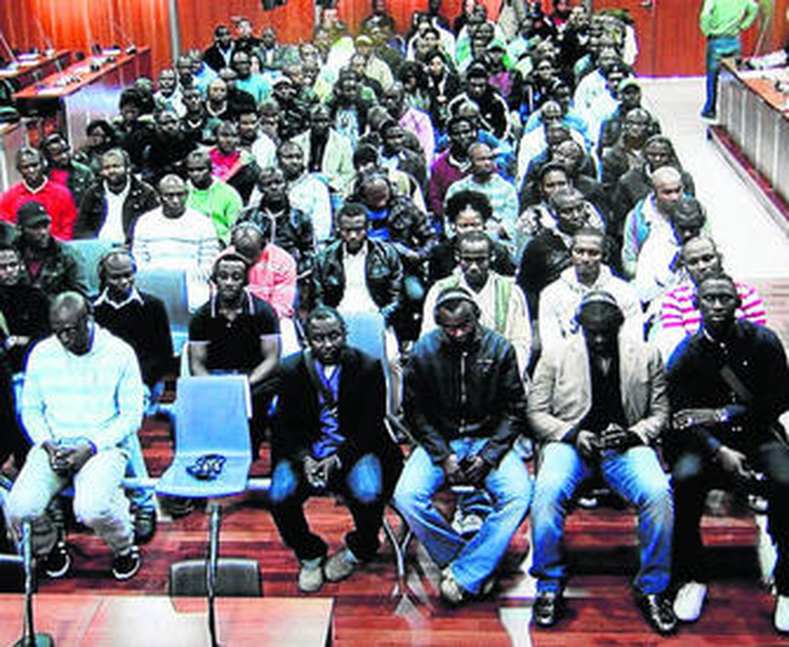 Vista del banquillo con 103 acusados; la mayoría de ellos aceptaron la propuesta del fiscal.