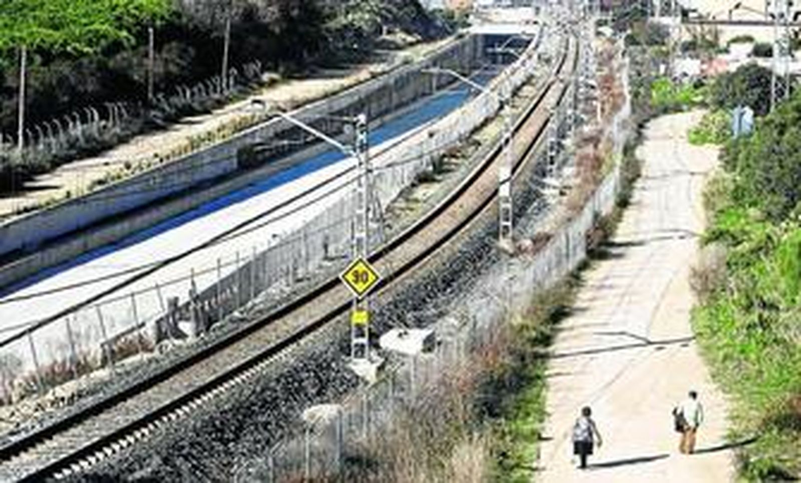 Un tramo de la vía férrea, junto a la obra hoy paralizada del soterramiento.