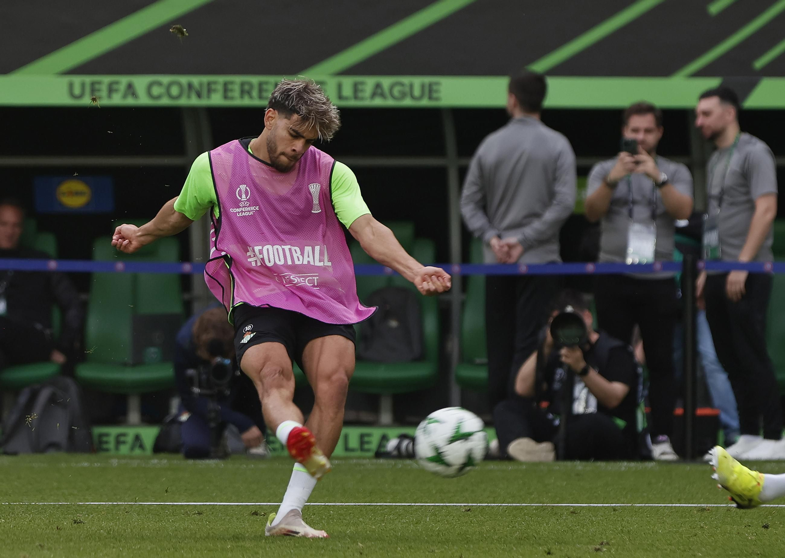 Las imágenes del entrenamiento del Betis en el Wroclaw Stadium Arena de Brestlavia