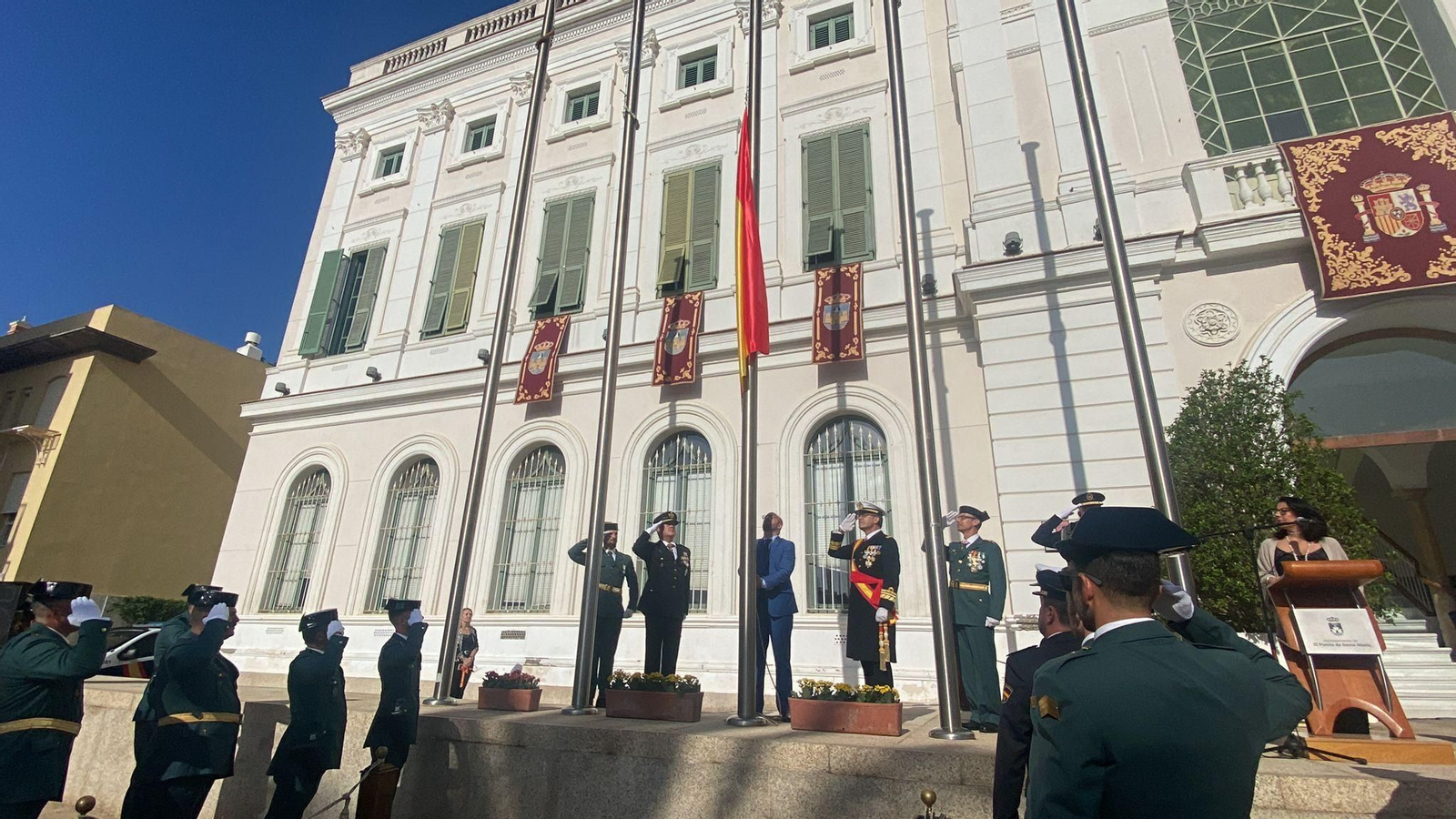 Una imagen de la izada de la bandera nacional en la plaza de Isaac Peral.