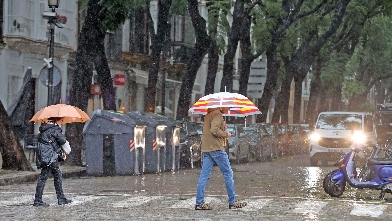 Dos personas con paraguas, esta mañana en Jerez.