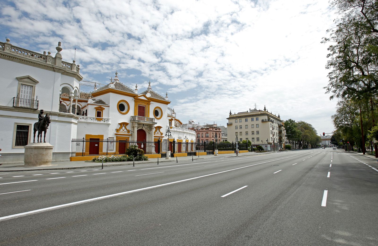 El Paseo de Cristóbal Colón totalmente desierto durante los meses del confinamiento por el Estado de Alarma.