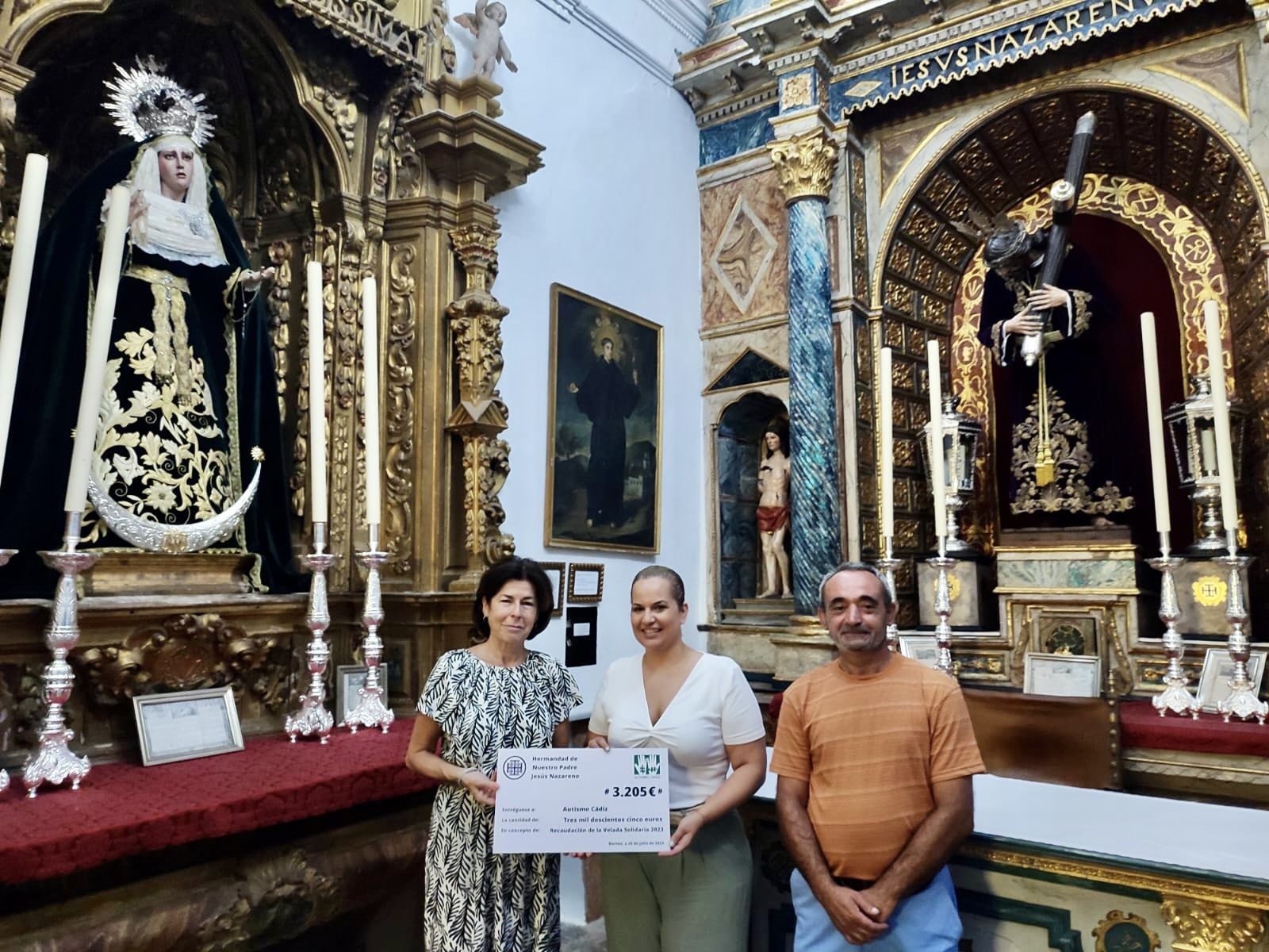 Momento de la entrega del montante recaudado por la iniciativa.