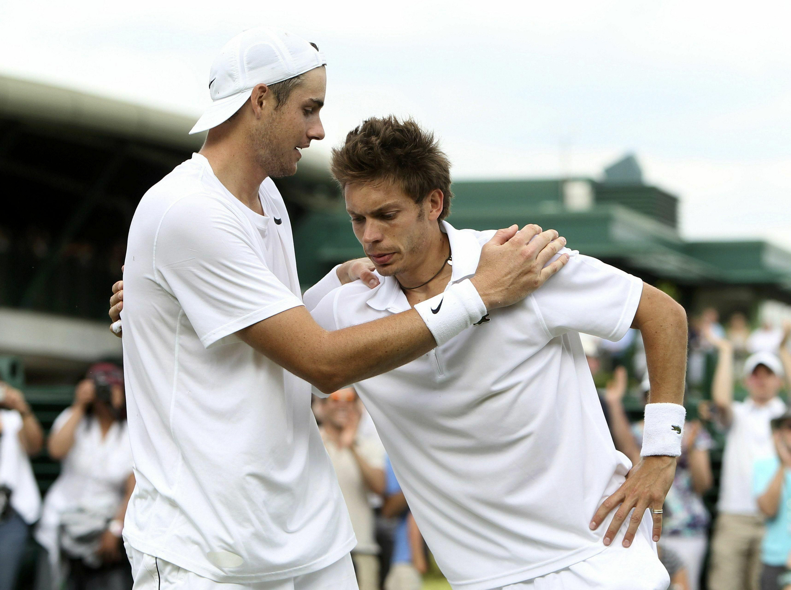 Isner y Mahut, extenuados al final del partido más largo de la historia.