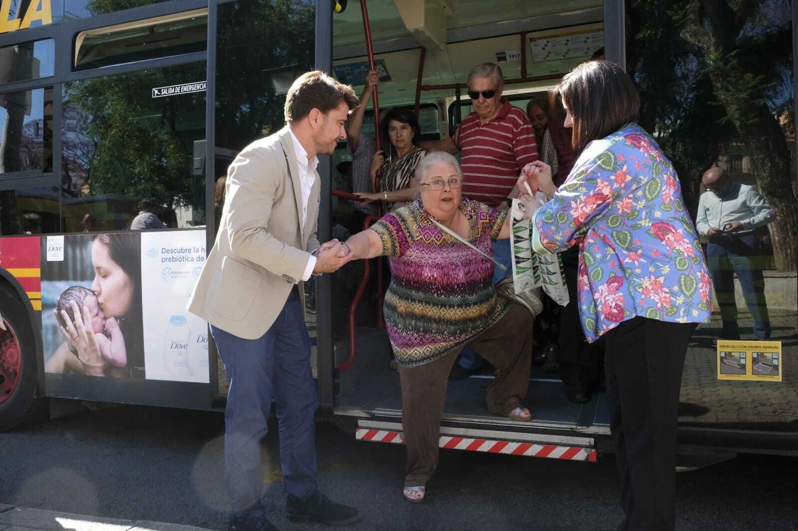 Beltrán Pérez y Virginia Pérez ayudan a una mujer a bajar del autobús en Ponce de León.