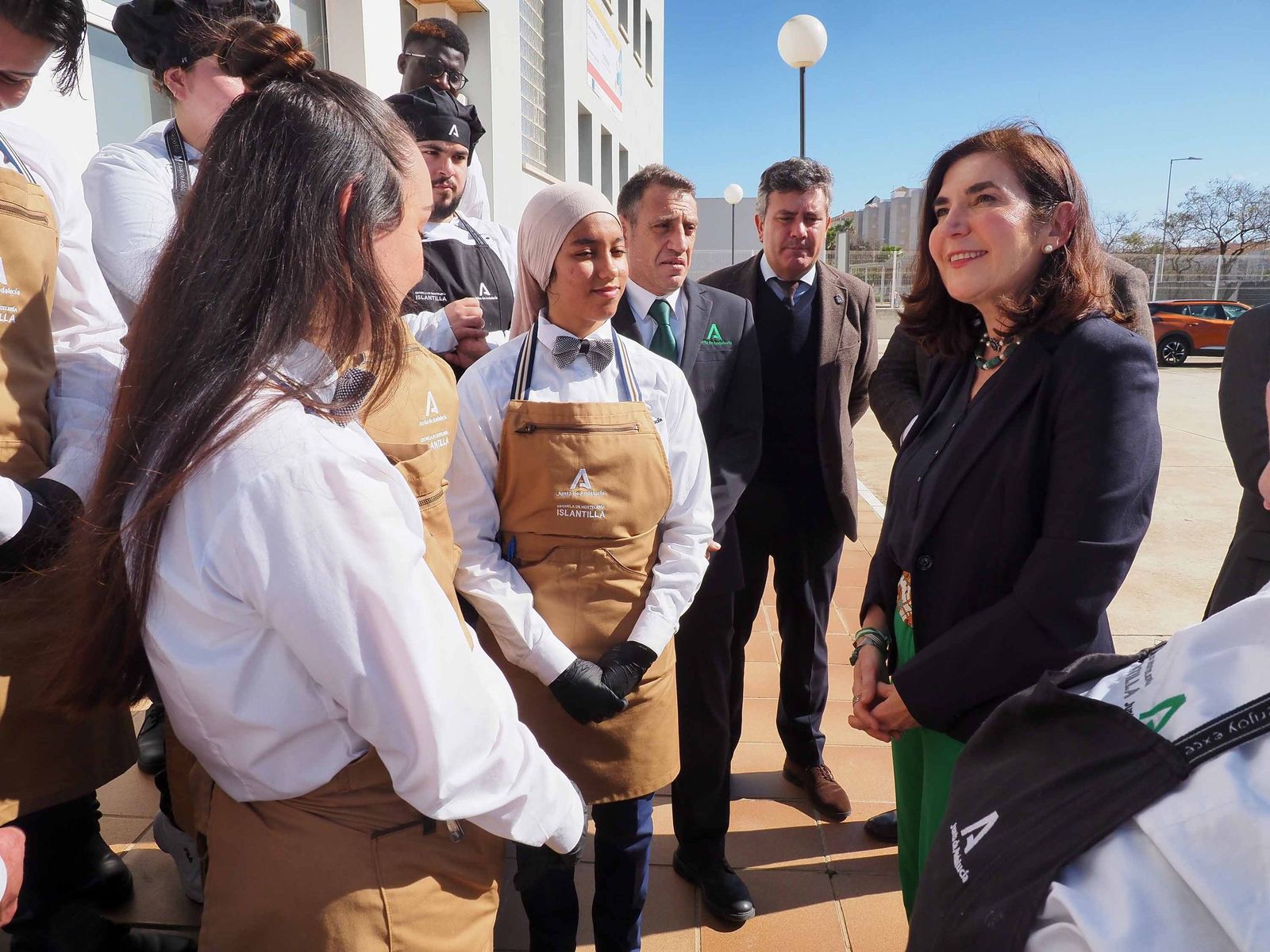 Blanco conversa con un grupo de alumnos antes de la inauguración