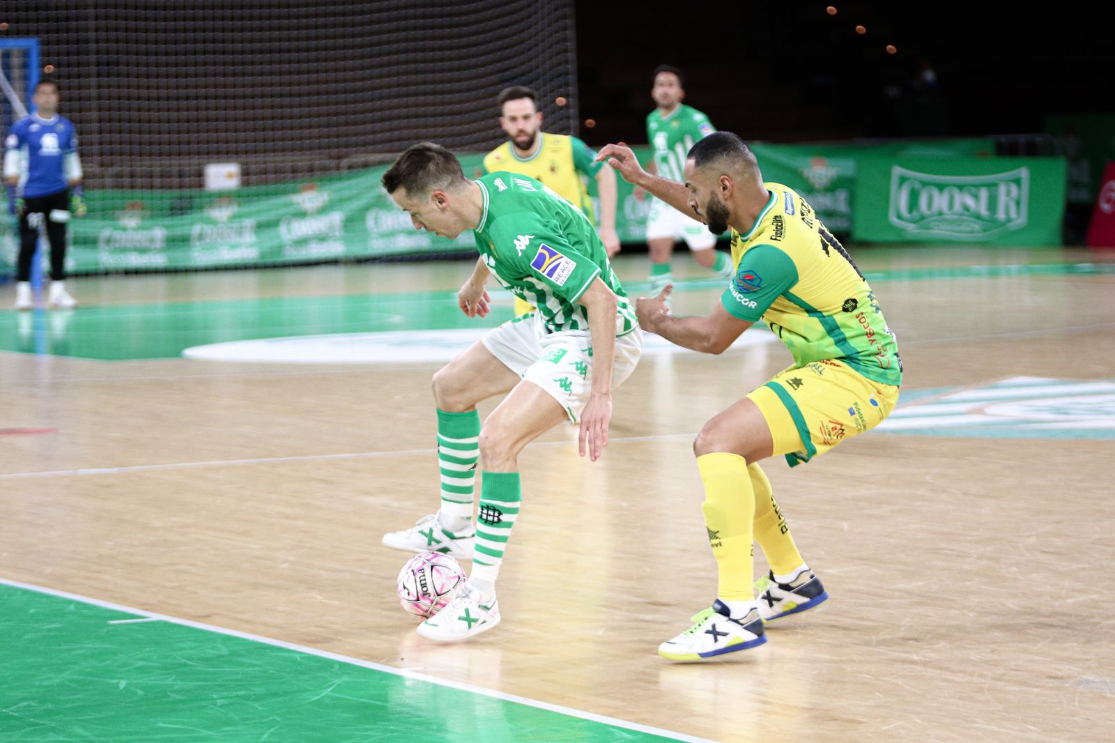 El bético Lin protege el balón ante la entrada de un rival.