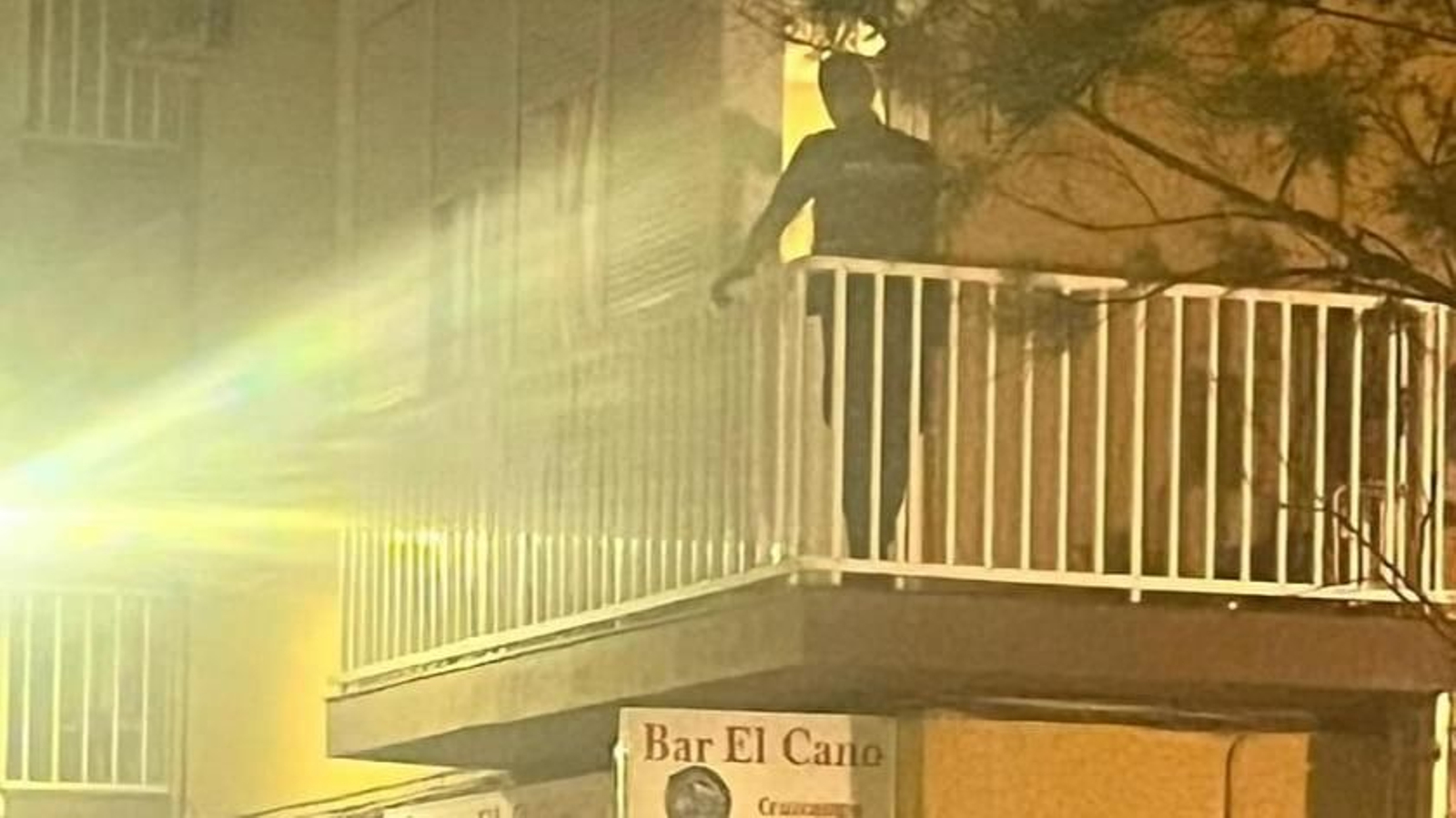 La Policia en la vivienda donde se produjo el crimen.